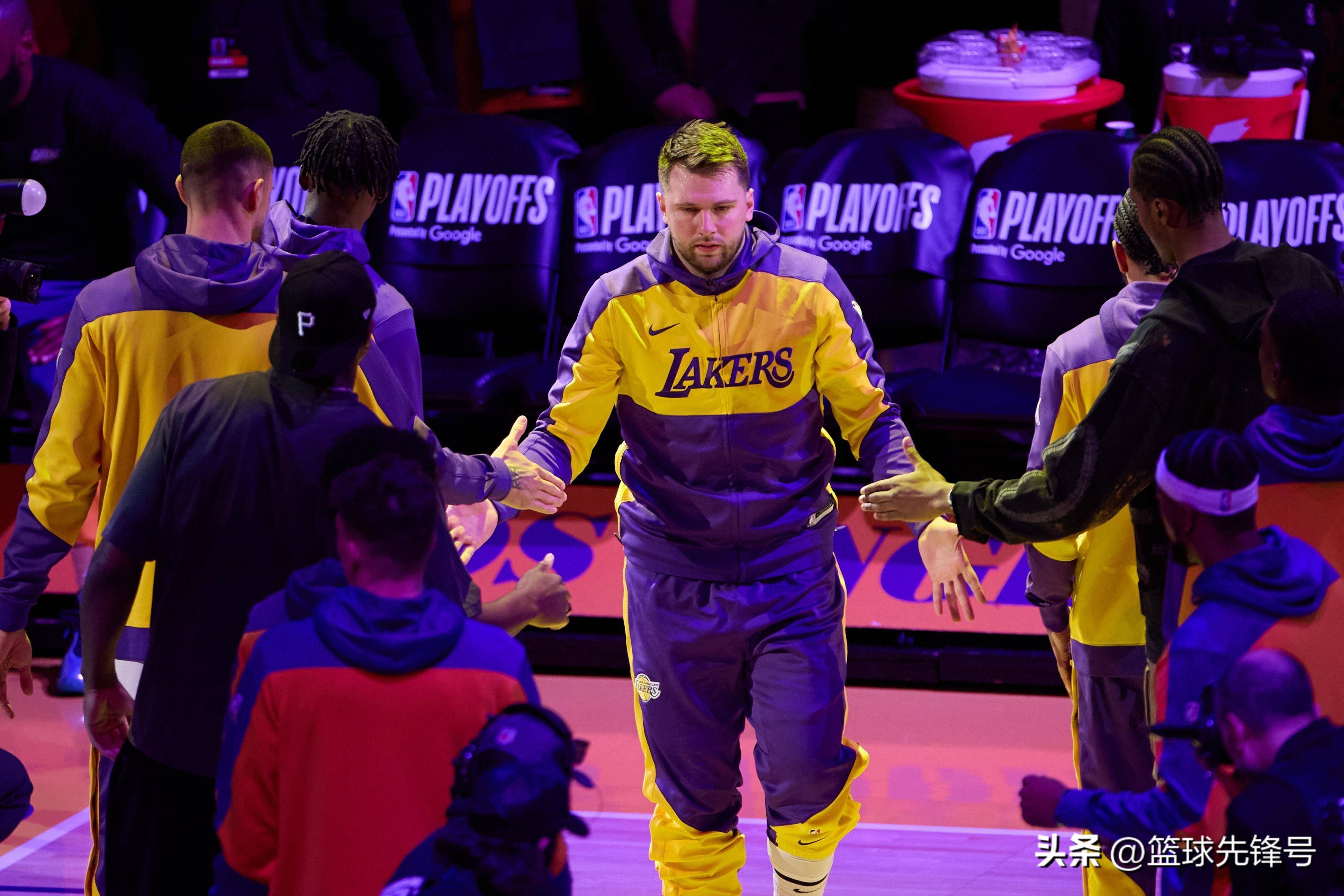 东契奇绝杀带走胜利,21岁首次季后赛已比肩传奇