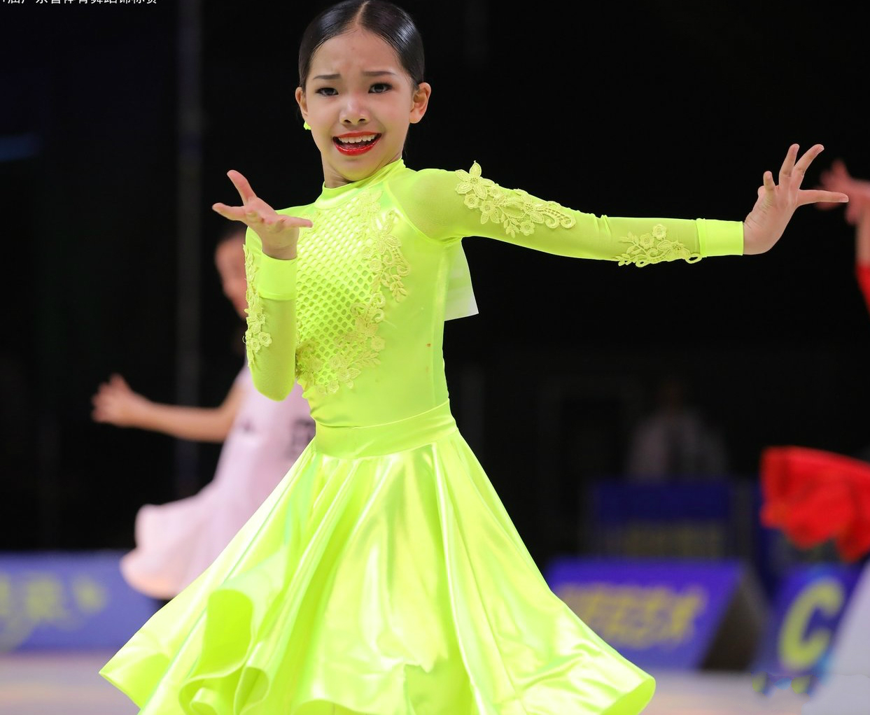 网球赛场再起风云:南城鲨队队小胜漠南独角兽队,脚步移动更到位禁区内连续解围的简单介绍 网球赛场再起风云:南城鲨队队小胜漠南独角兽队,脚步移动更到位禁区内连续解围的简单介绍