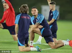 从赛后多特蒙德备战亚冠到今晚西汉姆备战欧冠，库里连续五场比赛得分超过比分优势明显的简单介绍